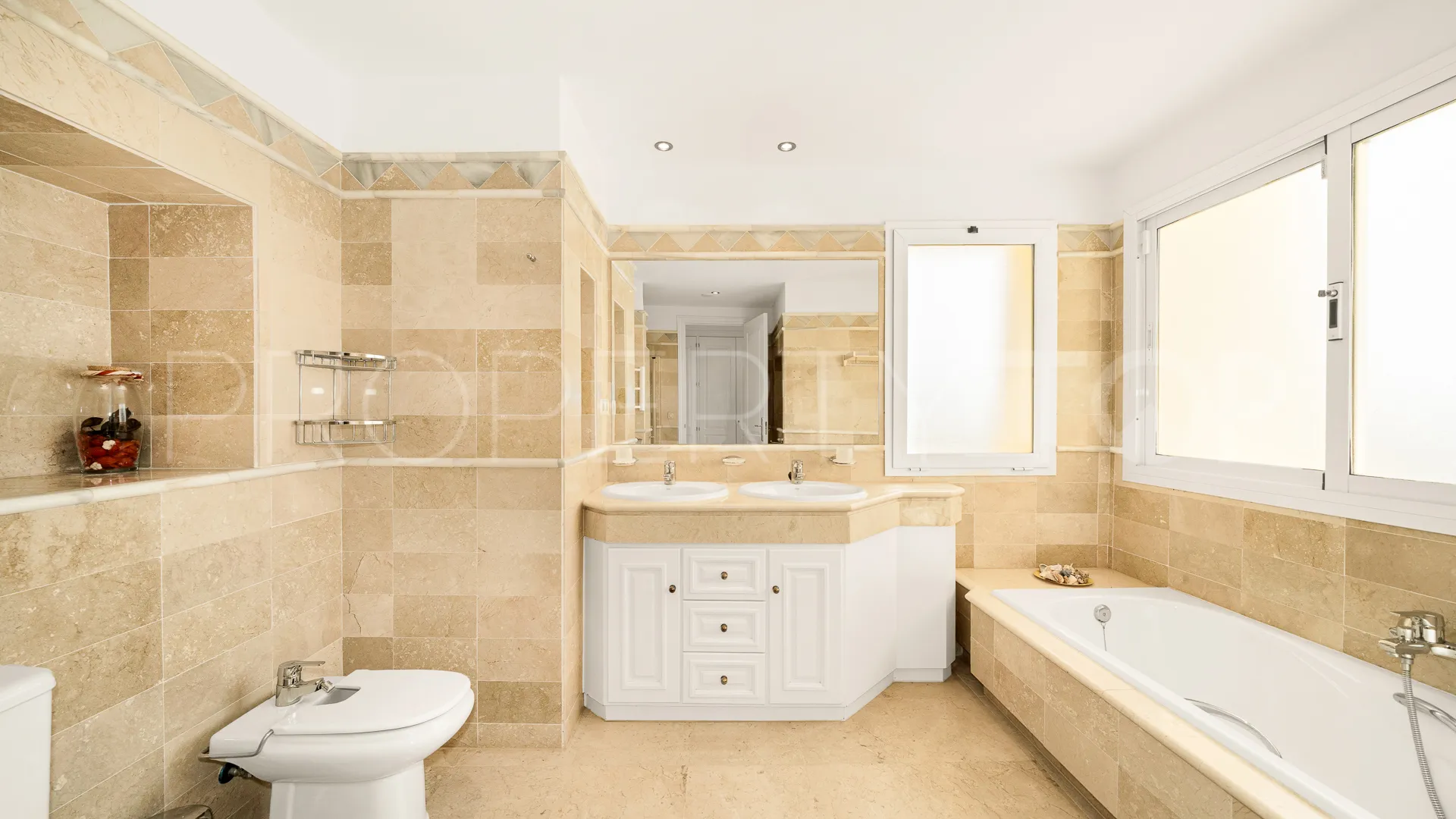 Apartment for sale in Elviria Hills with 3 bedrooms