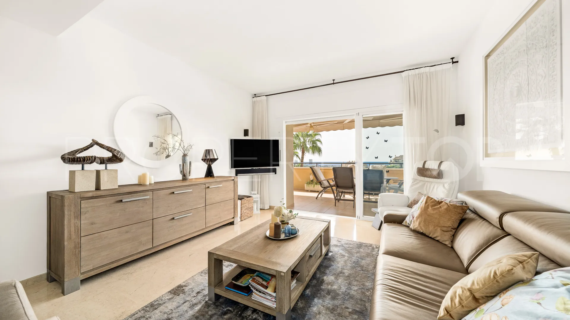 Apartment for sale in Elviria Hills with 3 bedrooms