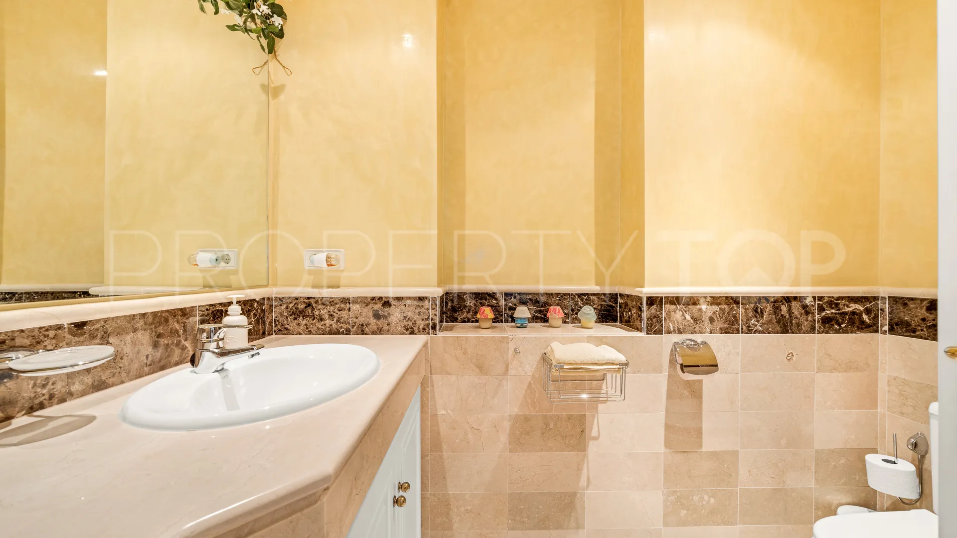 Apartment for sale in Elviria Hills with 3 bedrooms