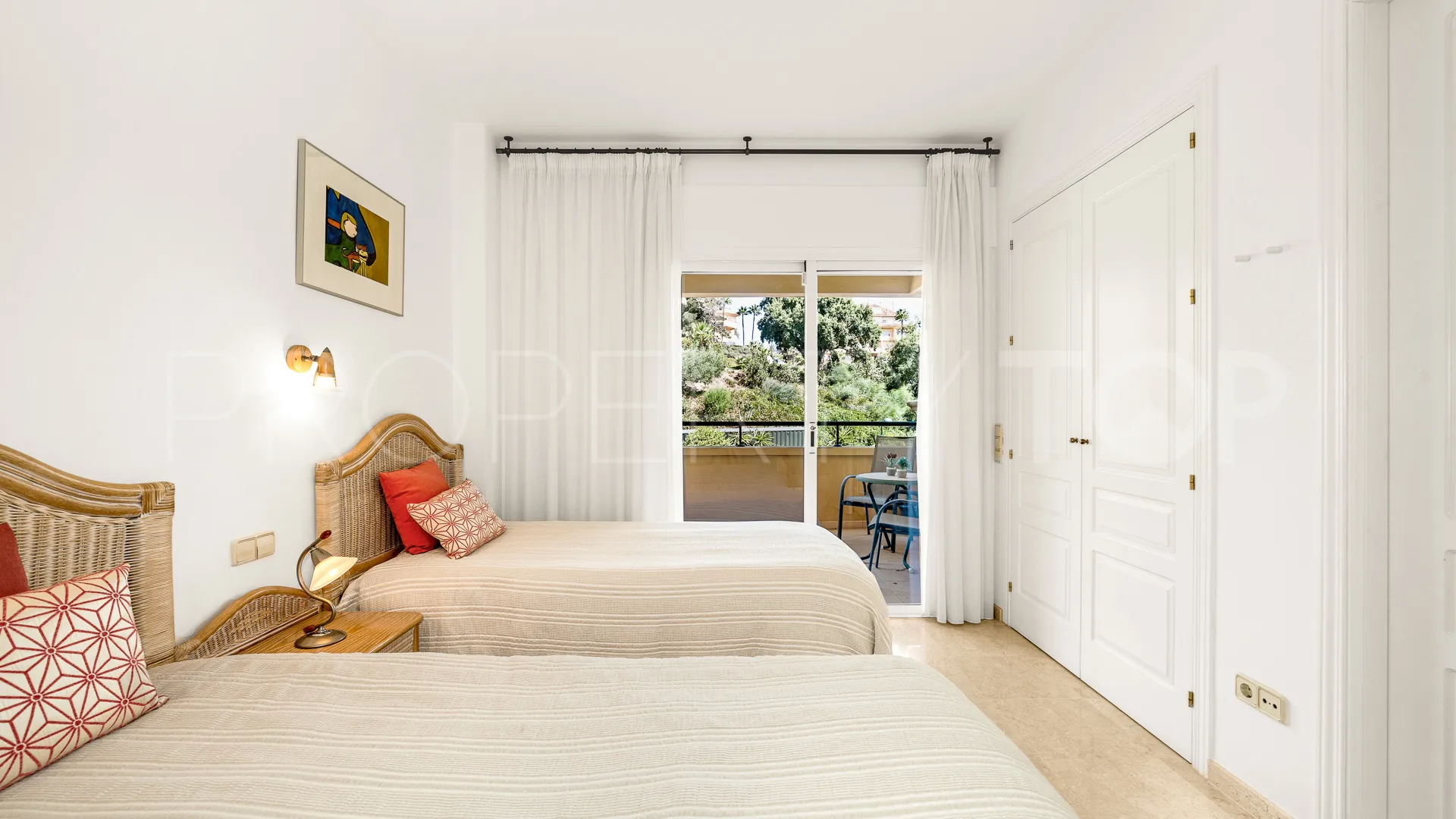 Apartment for sale in Elviria Hills with 3 bedrooms