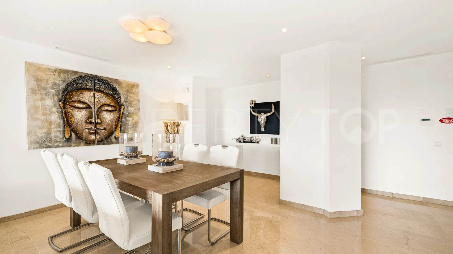 Apartment for sale in Elviria Hills with 3 bedrooms