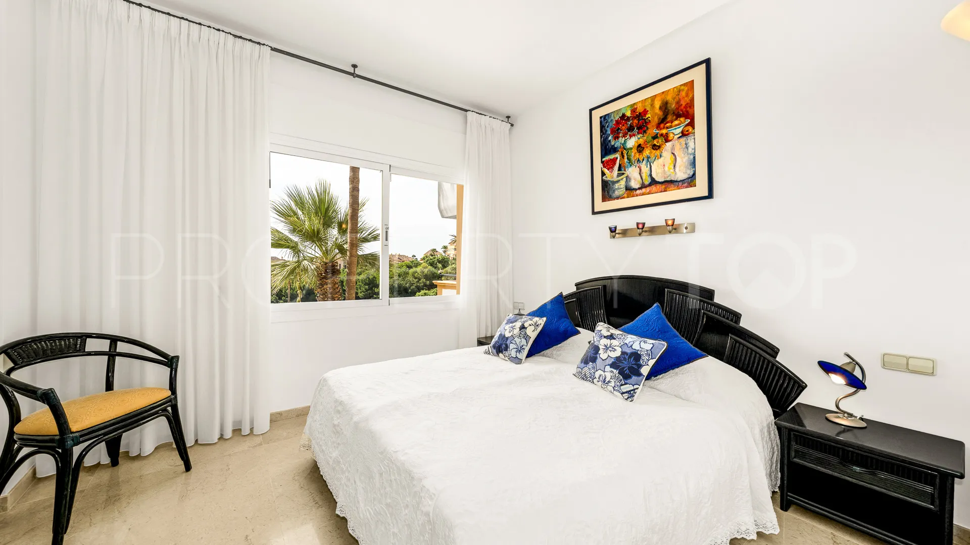 Apartment for sale in Elviria Hills with 3 bedrooms