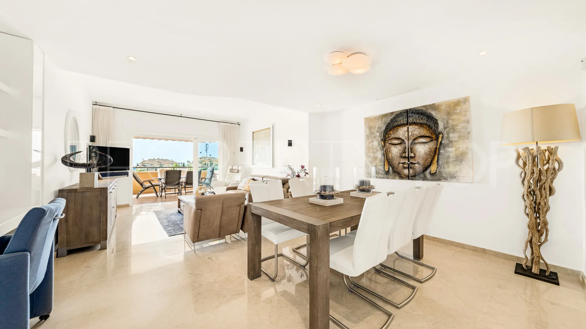 Apartment for sale in Elviria Hills with 3 bedrooms
