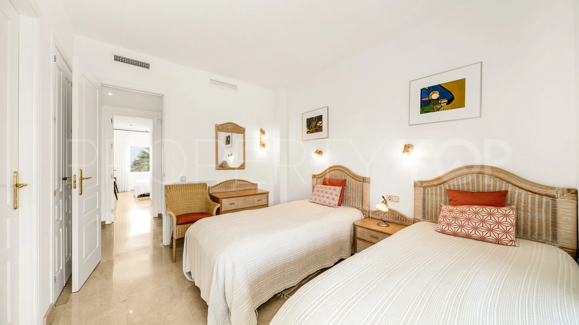 Apartment for sale in Elviria Hills with 3 bedrooms