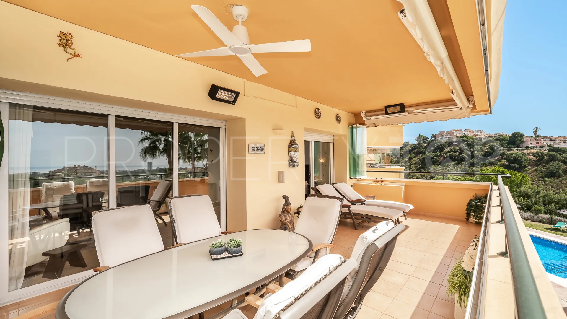 Apartment for sale in Elviria Hills with 3 bedrooms