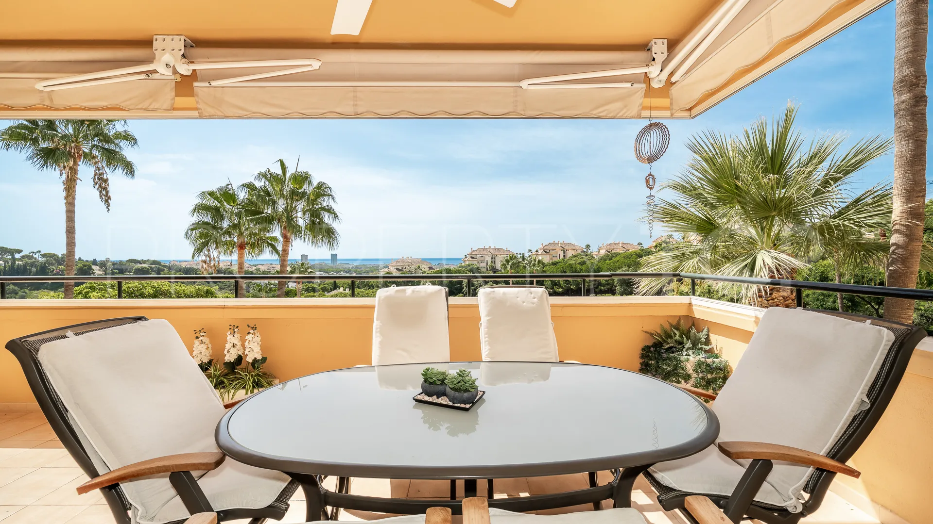 Apartment for sale in Elviria Hills with 3 bedrooms