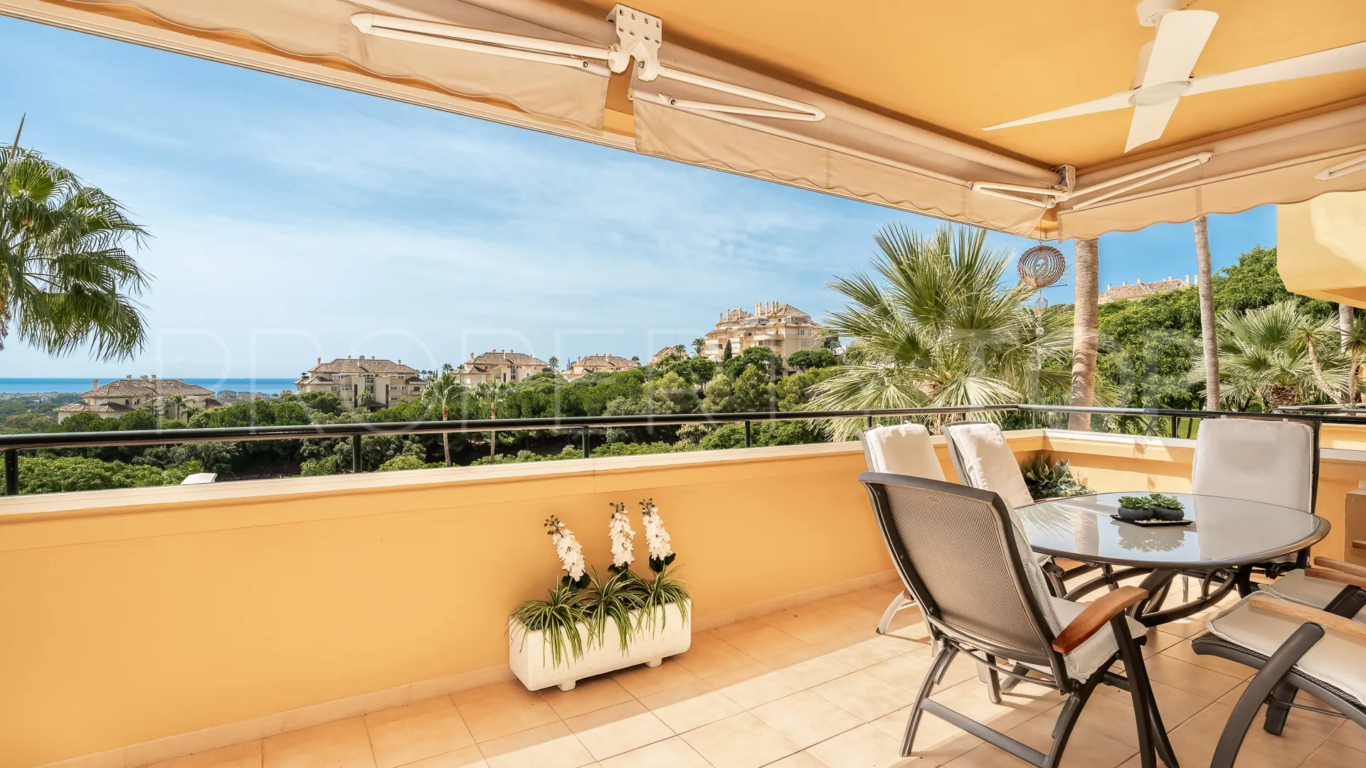 Apartment for sale in Elviria Hills with 3 bedrooms