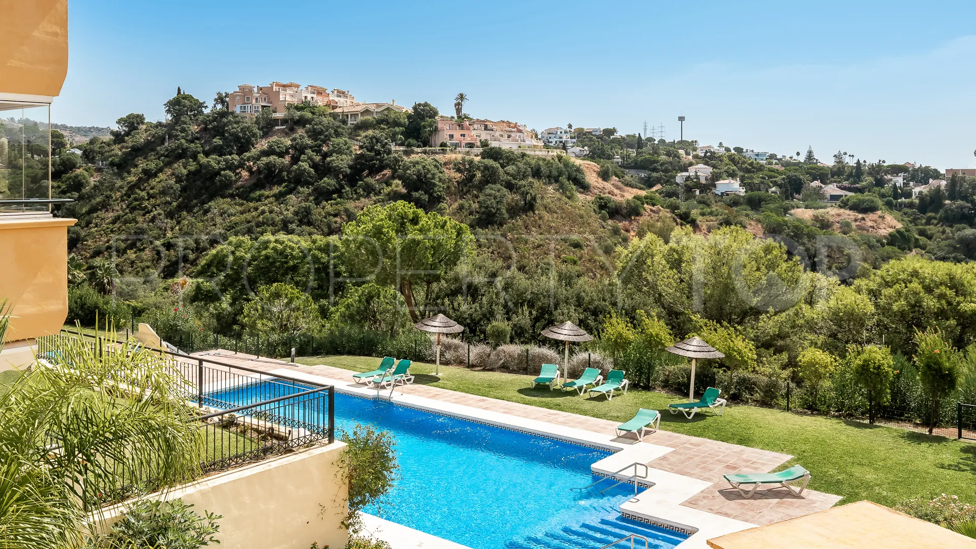 Apartment for sale in Elviria Hills with 3 bedrooms