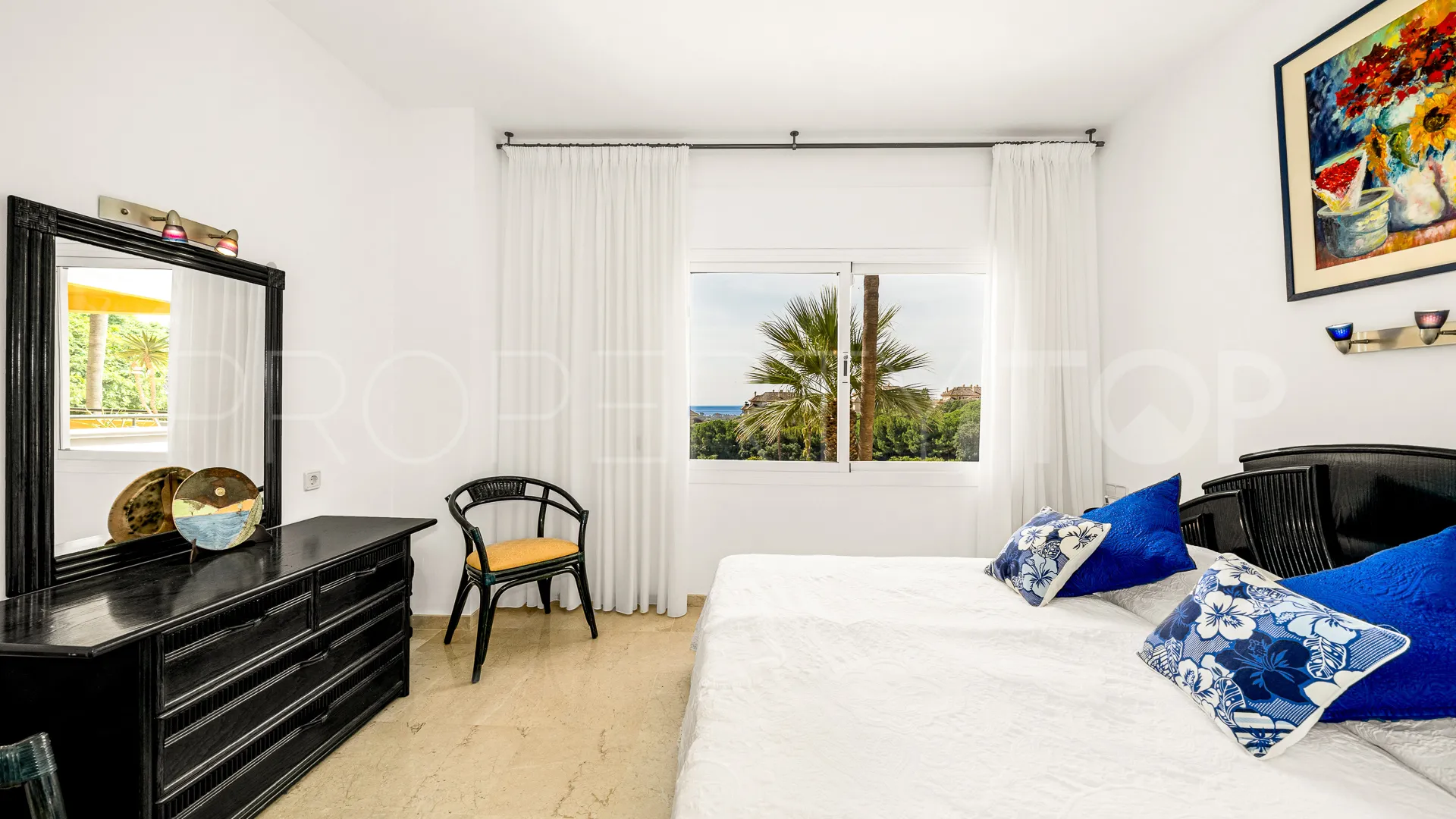 Apartment for sale in Elviria Hills with 3 bedrooms