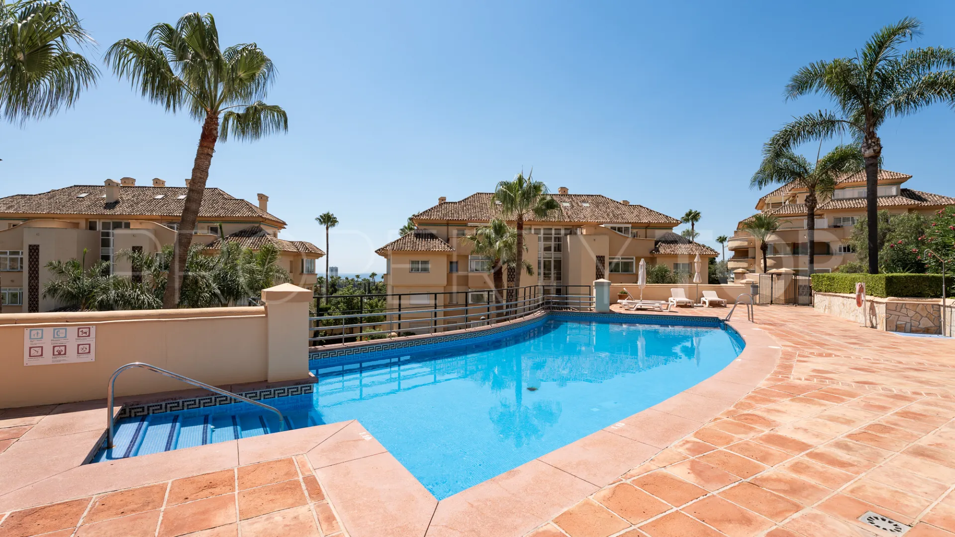 Apartamento en venta con 3 dormitorios en Elviria Hills