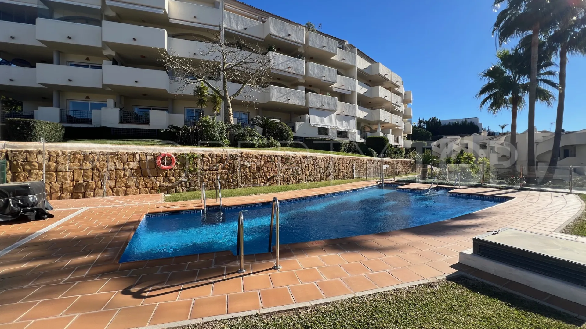For sale ground floor apartment with 2 bedrooms in Elviria