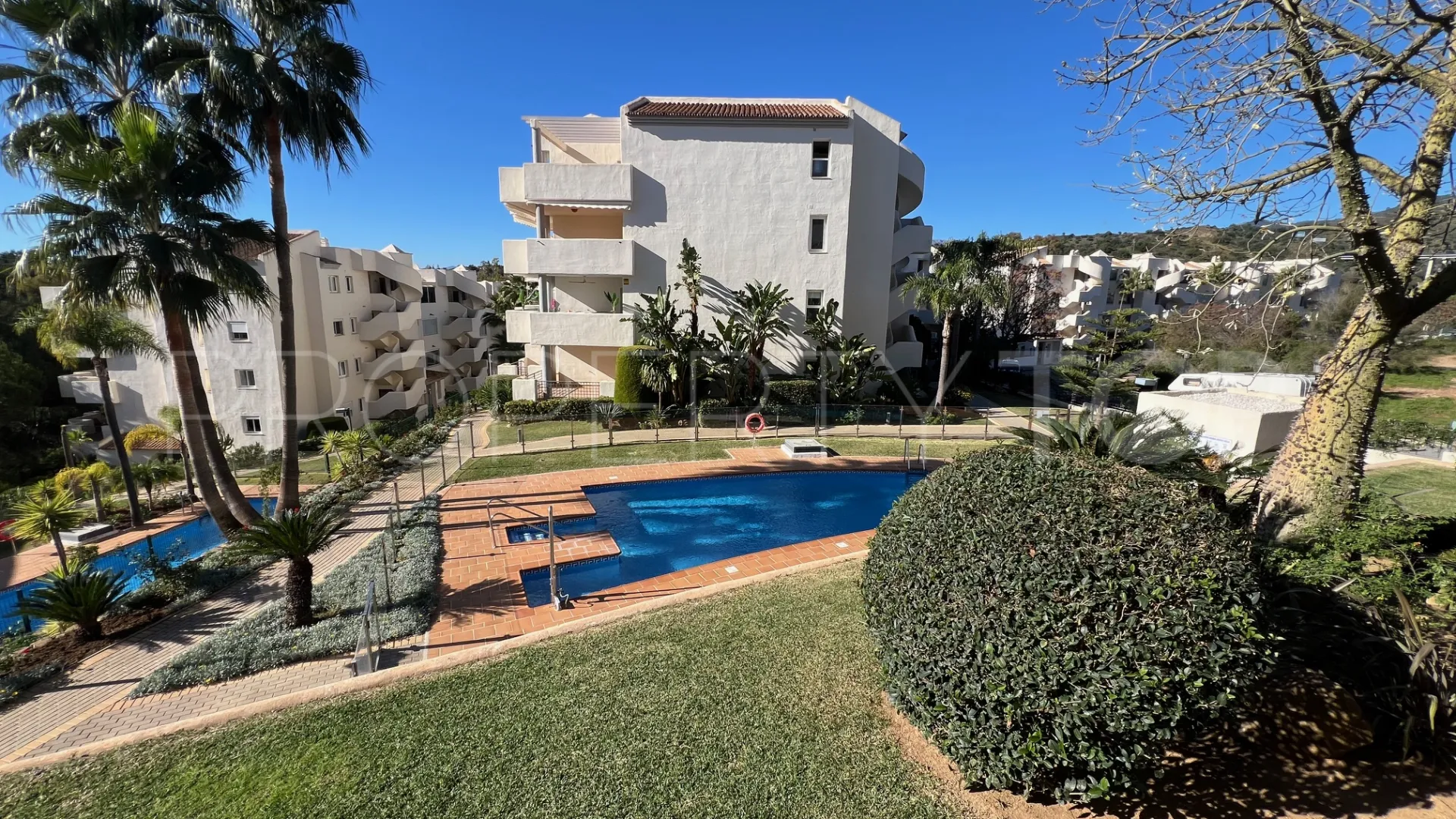 For sale ground floor apartment with 2 bedrooms in Elviria