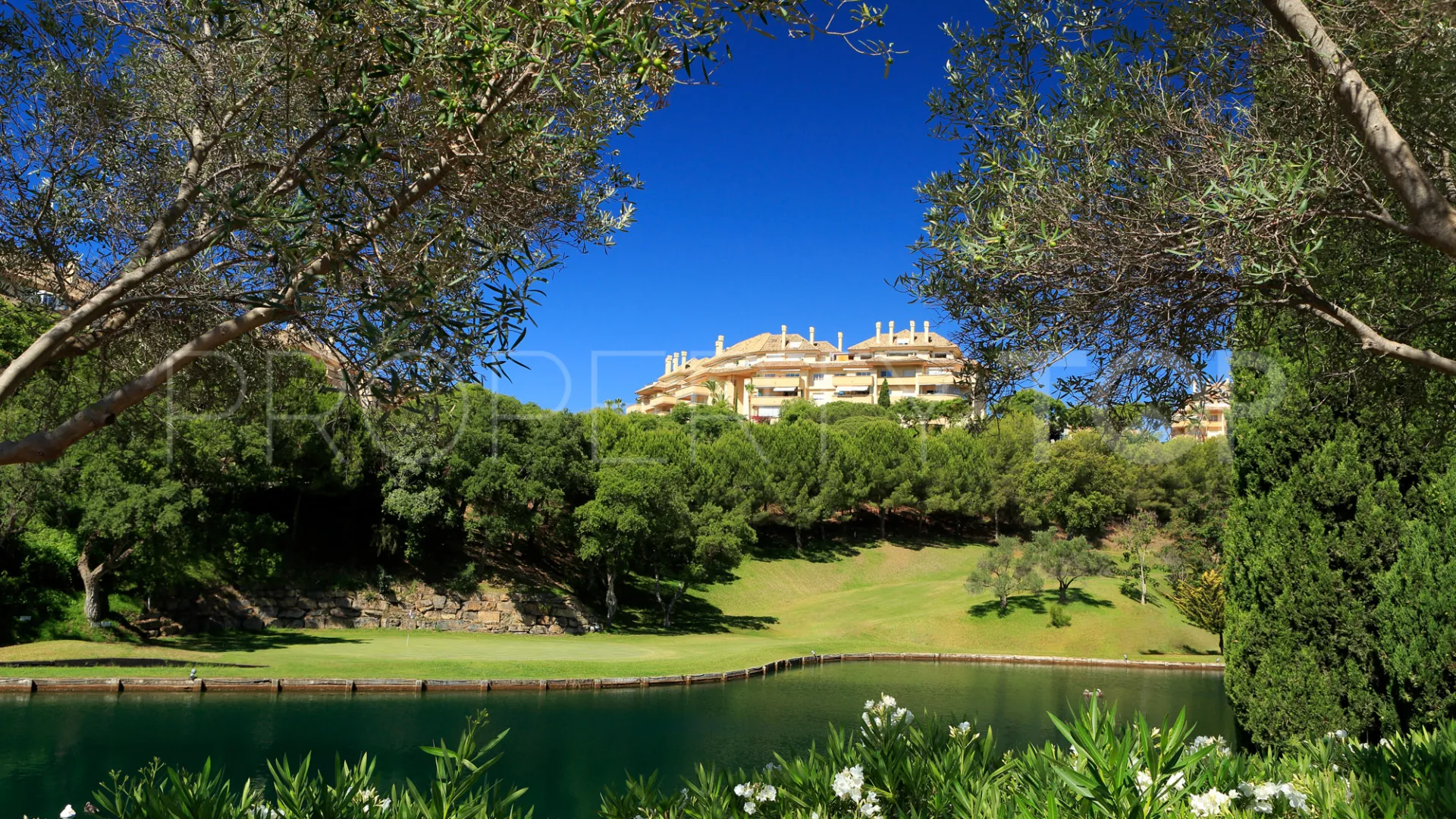 Se vende apartamento planta baja en Elviria Hills de 2 dormitorios