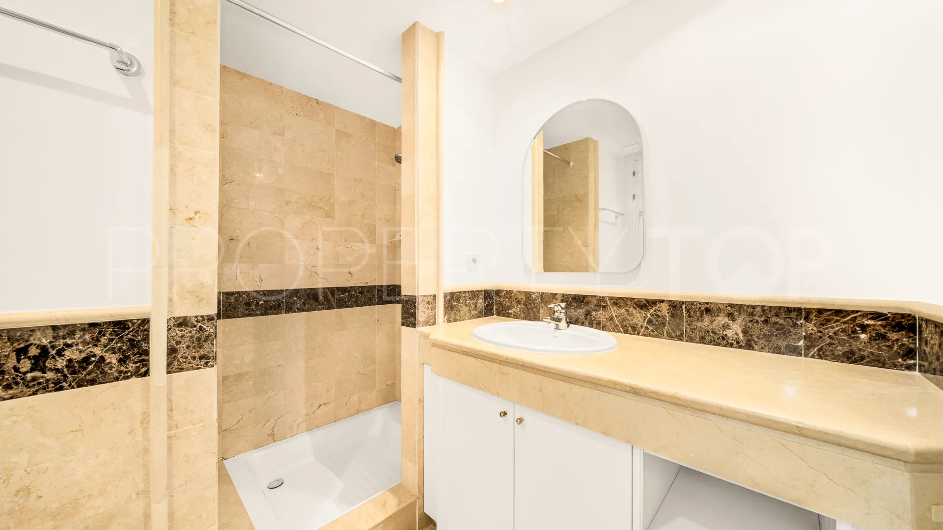 For sale 2 bedrooms ground floor apartment in Elviria Hills