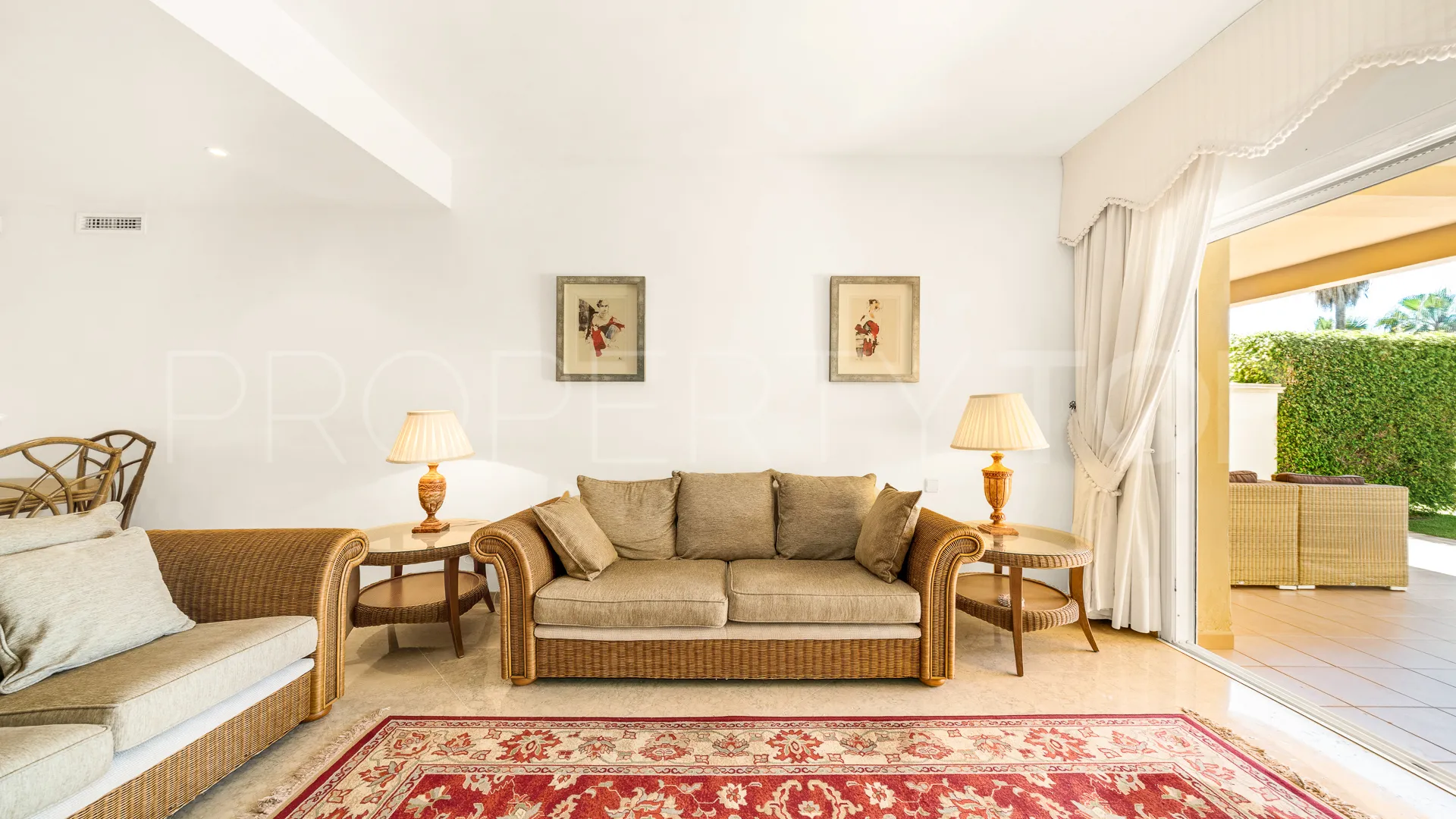 For sale 2 bedrooms ground floor apartment in Elviria Hills