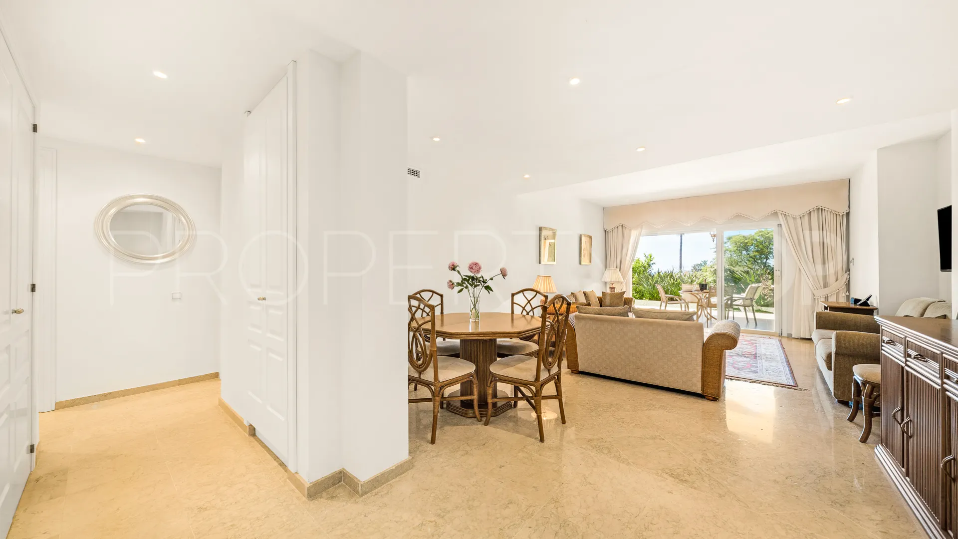 For sale 2 bedrooms ground floor apartment in Elviria Hills