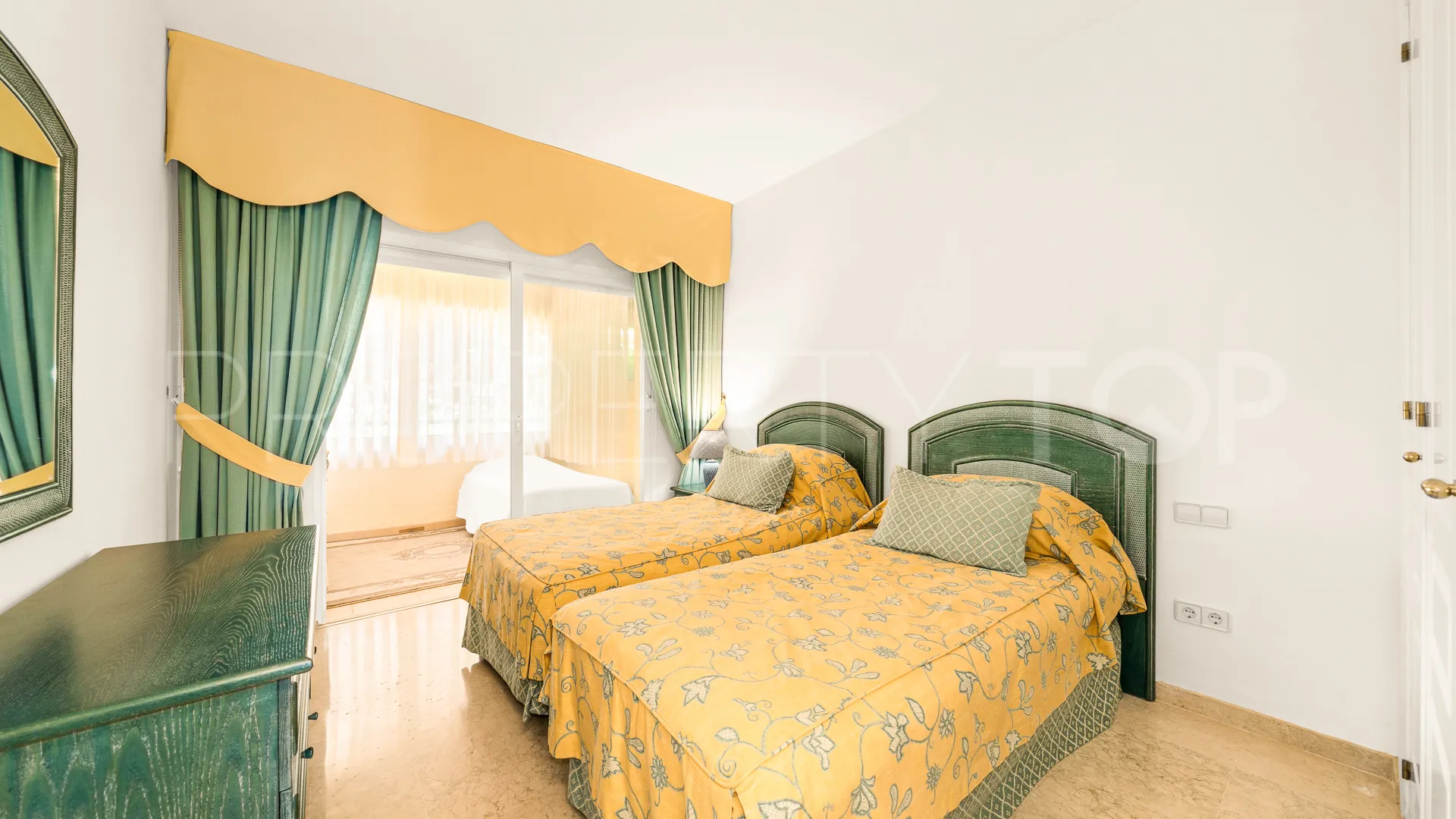 For sale 2 bedrooms ground floor apartment in Elviria Hills