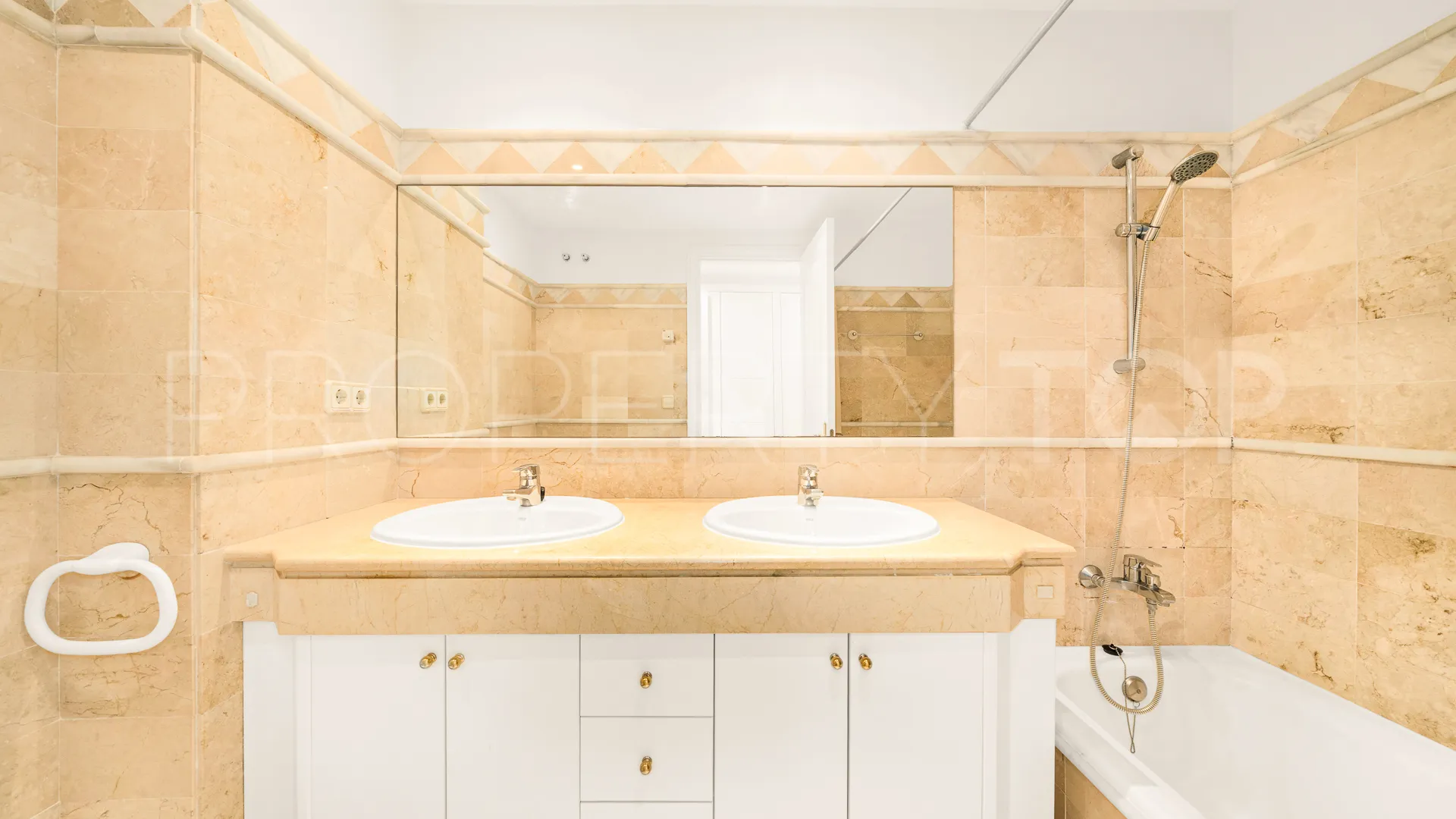 For sale 2 bedrooms ground floor apartment in Elviria Hills