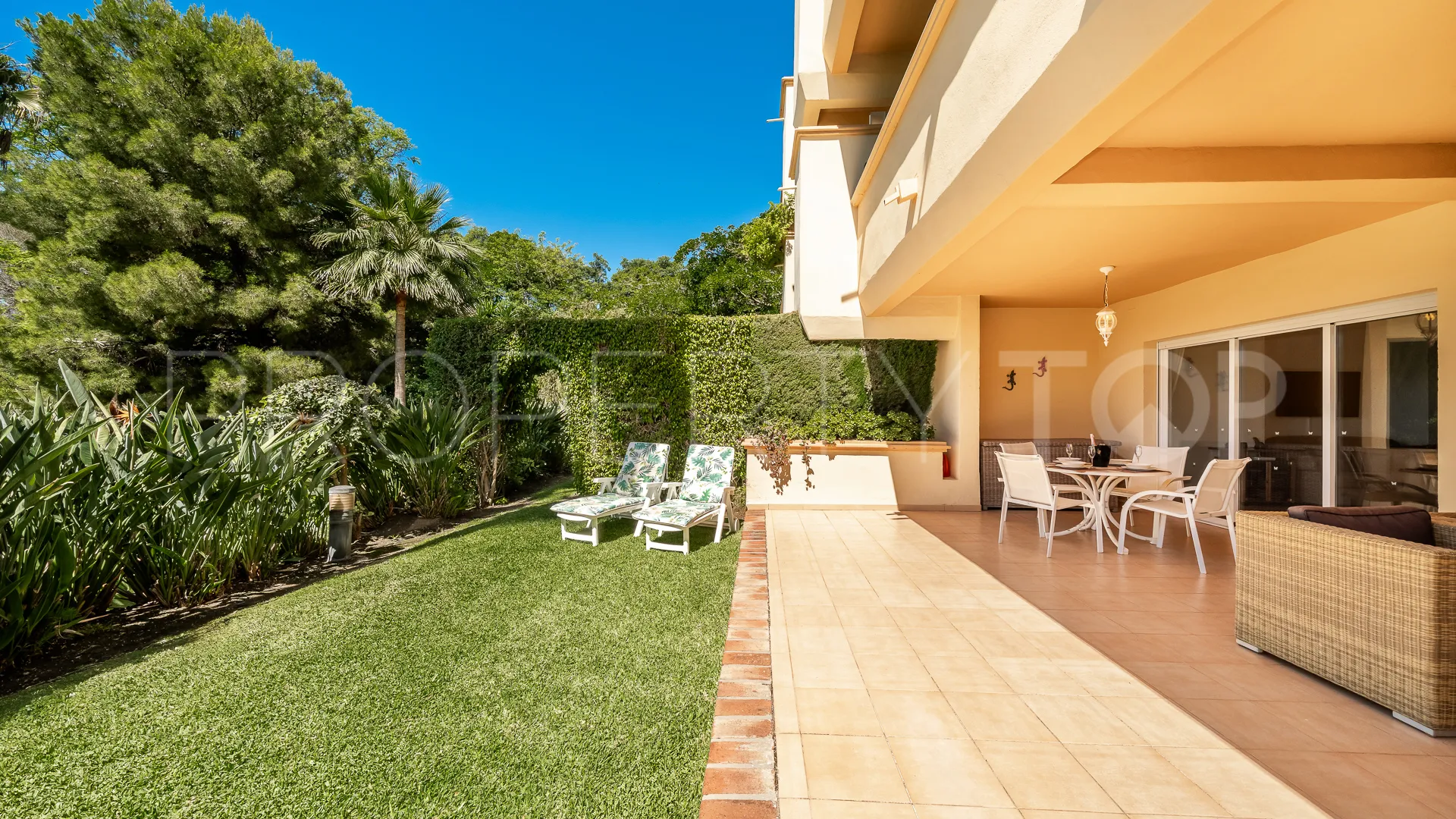 For sale 2 bedrooms ground floor apartment in Elviria Hills