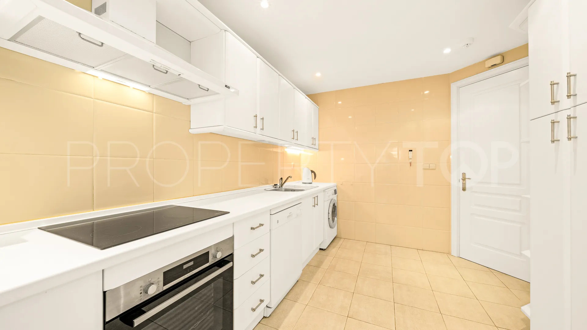 For sale 2 bedrooms ground floor apartment in Elviria Hills