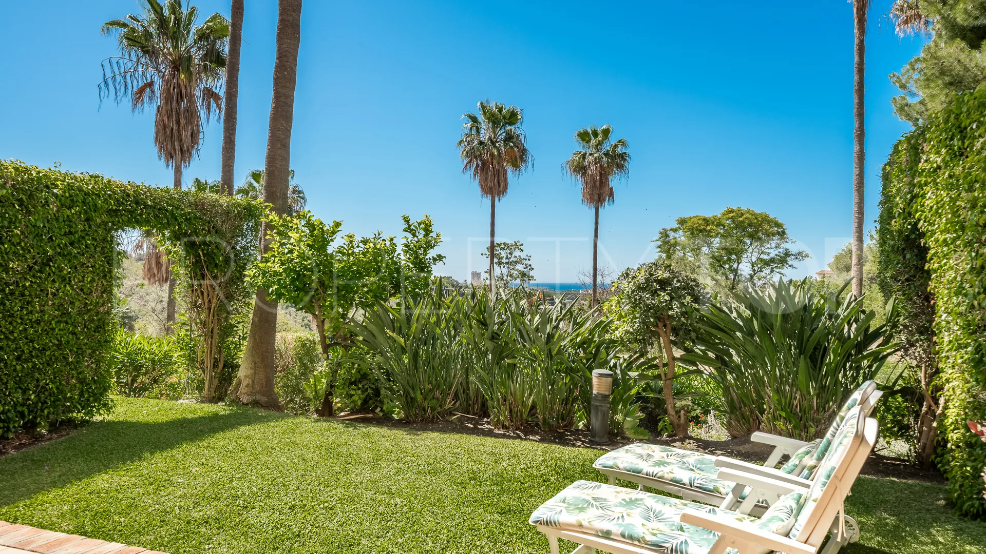 For sale 2 bedrooms ground floor apartment in Elviria Hills