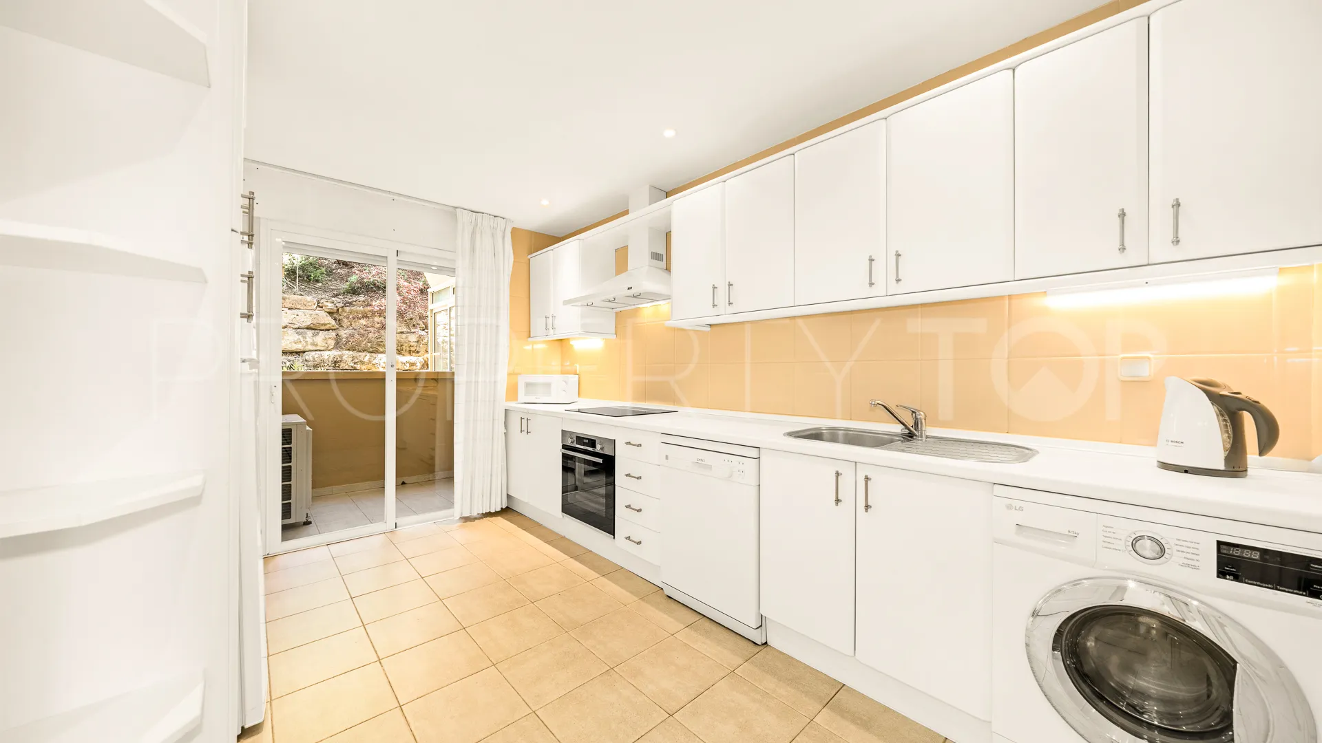 For sale 2 bedrooms ground floor apartment in Elviria Hills