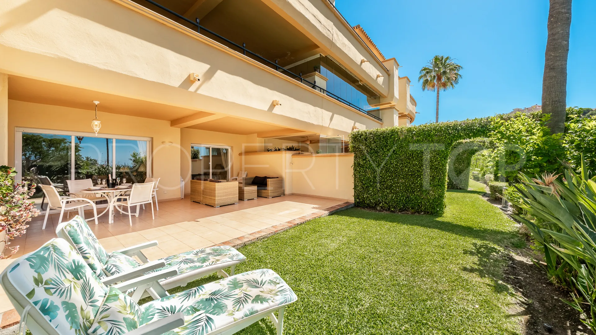 For sale 2 bedrooms ground floor apartment in Elviria Hills