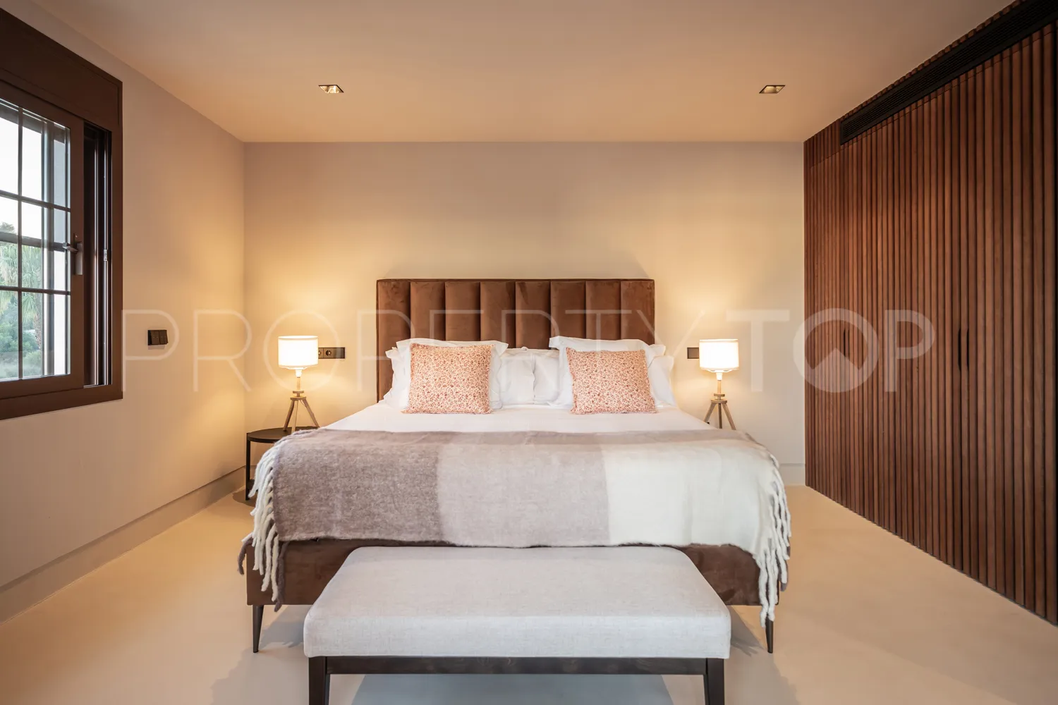 Buy villa with 5 bedrooms in Marbella Golden Mile