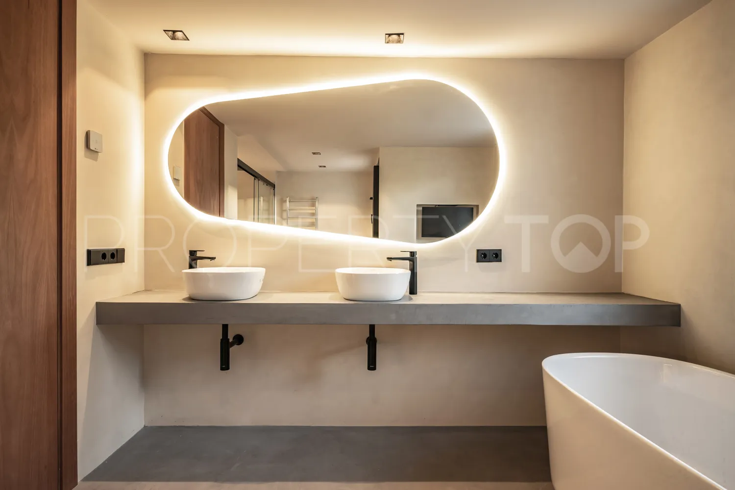 Buy villa with 5 bedrooms in Marbella Golden Mile
