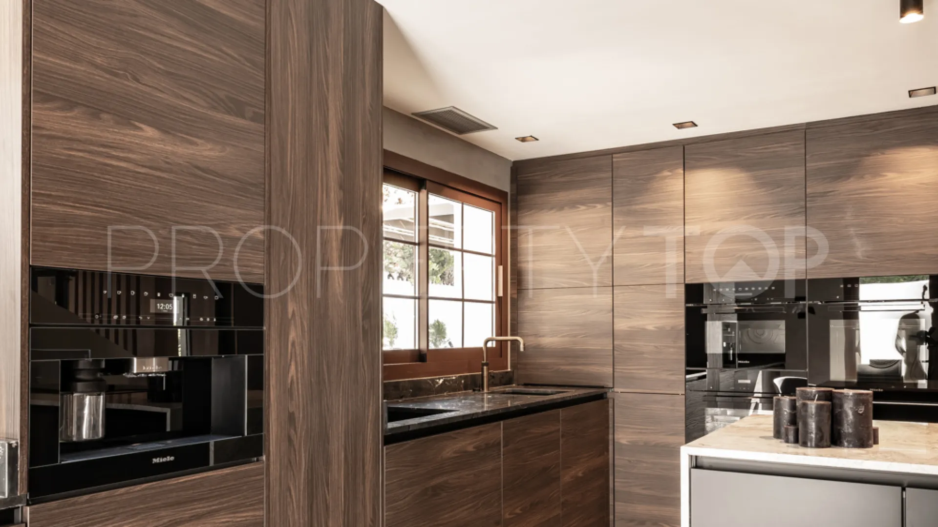 Buy villa with 5 bedrooms in Marbella Golden Mile
