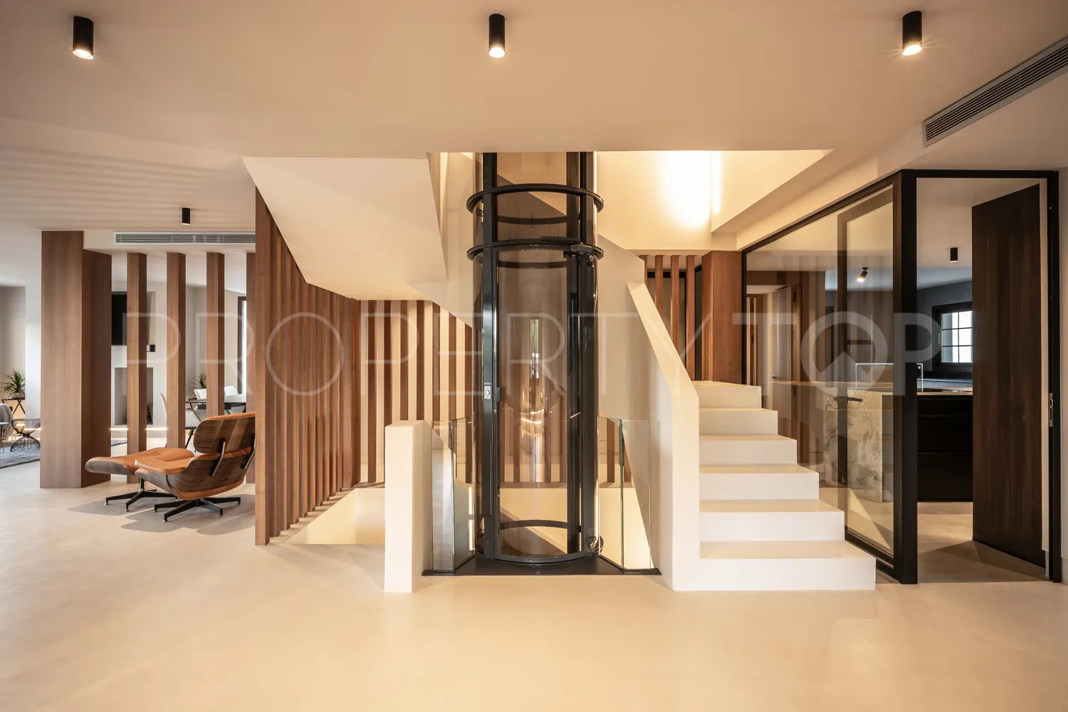 Buy villa with 5 bedrooms in Marbella Golden Mile
