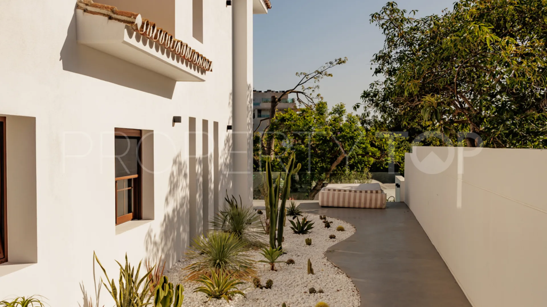 Buy villa with 5 bedrooms in Marbella Golden Mile