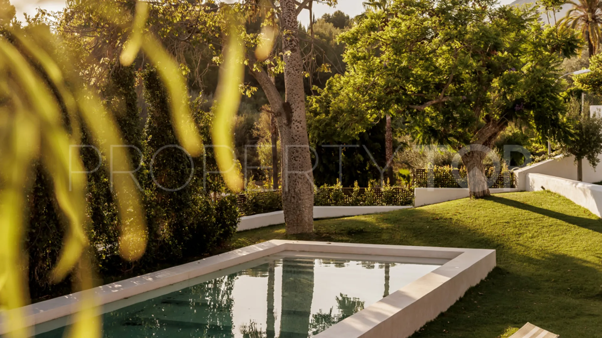Buy villa with 5 bedrooms in Marbella Golden Mile