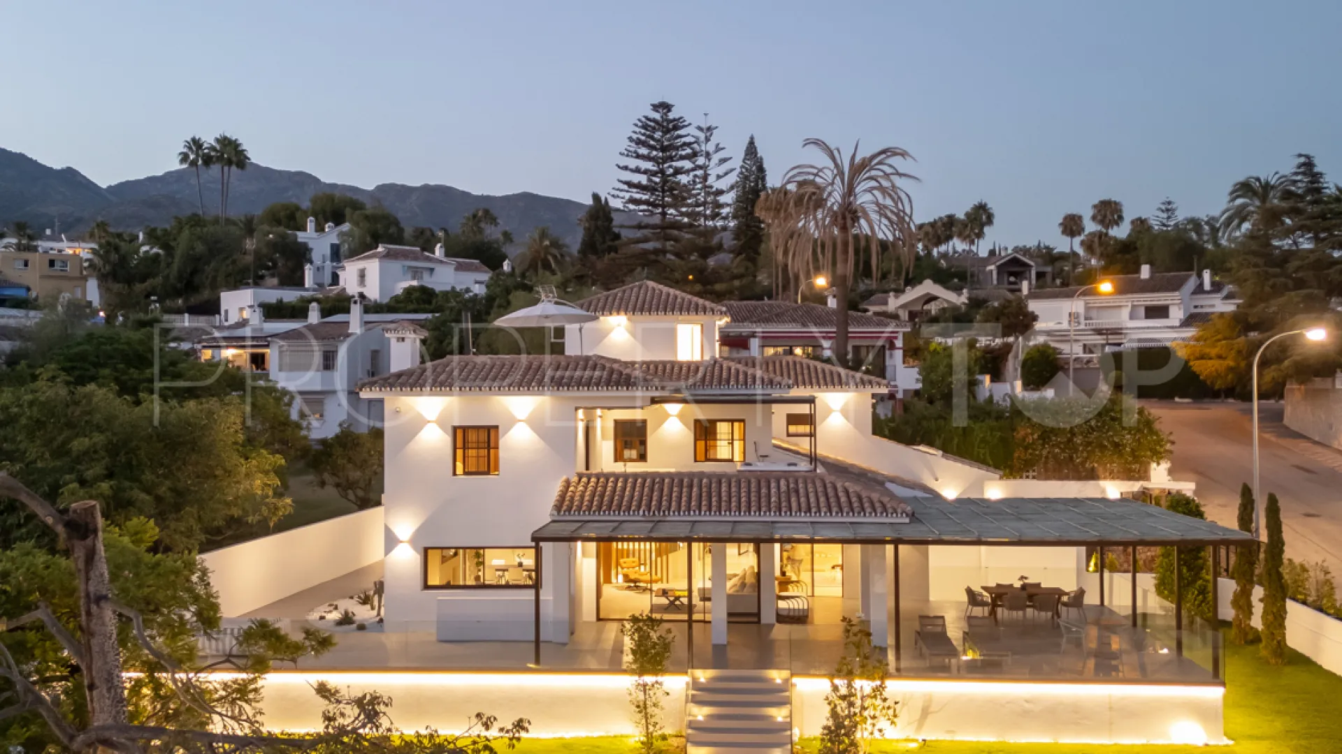 Buy villa with 5 bedrooms in Marbella Golden Mile