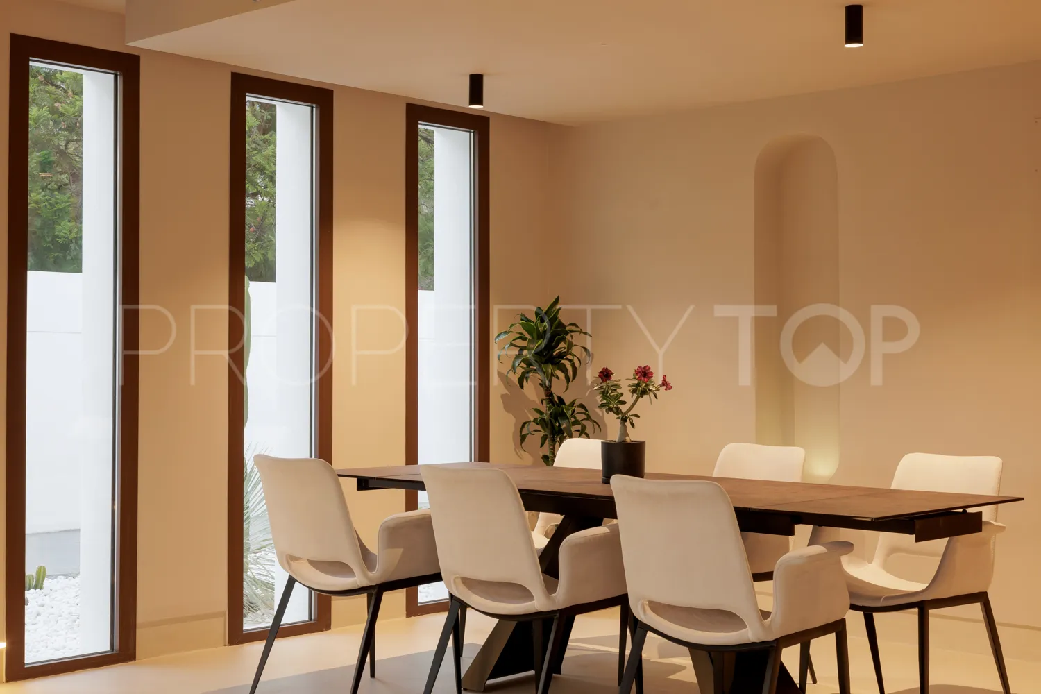 Buy villa with 5 bedrooms in Marbella Golden Mile