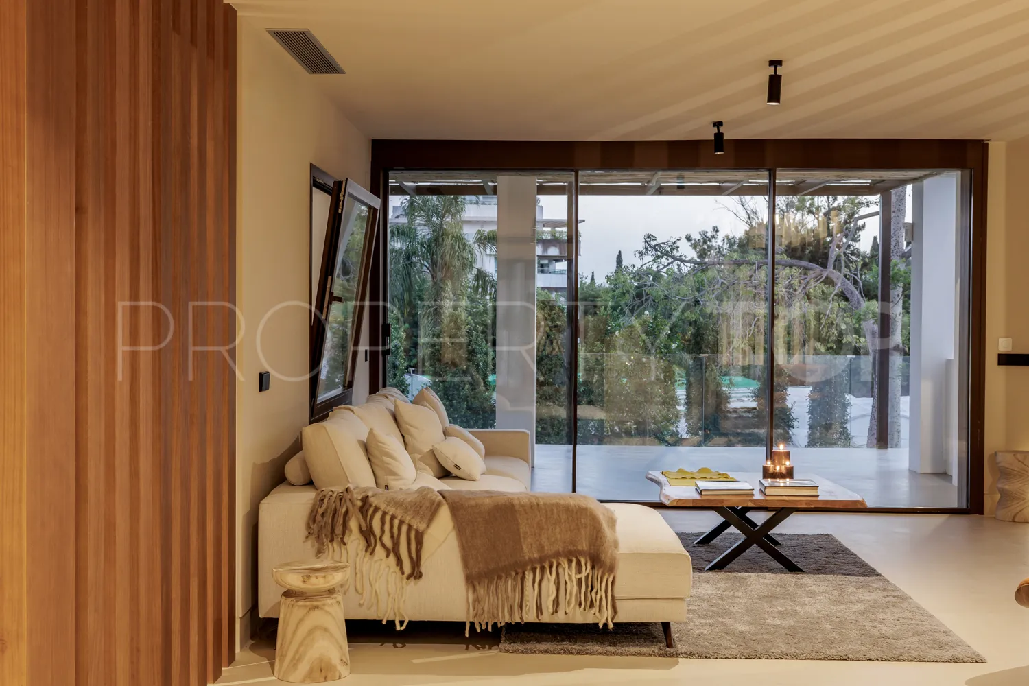 Buy villa with 5 bedrooms in Marbella Golden Mile