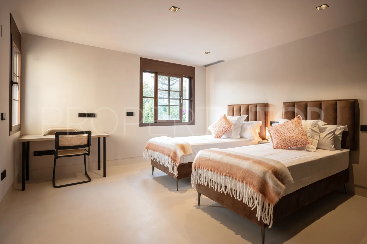 Buy villa with 5 bedrooms in Marbella Golden Mile