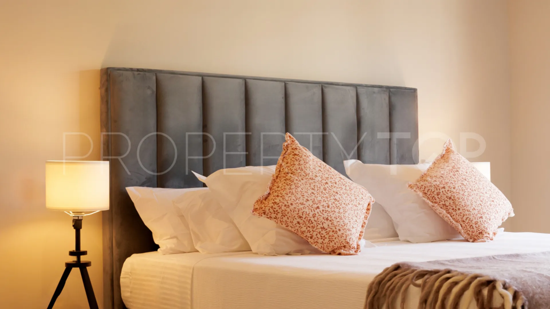 Buy villa with 5 bedrooms in Marbella Golden Mile
