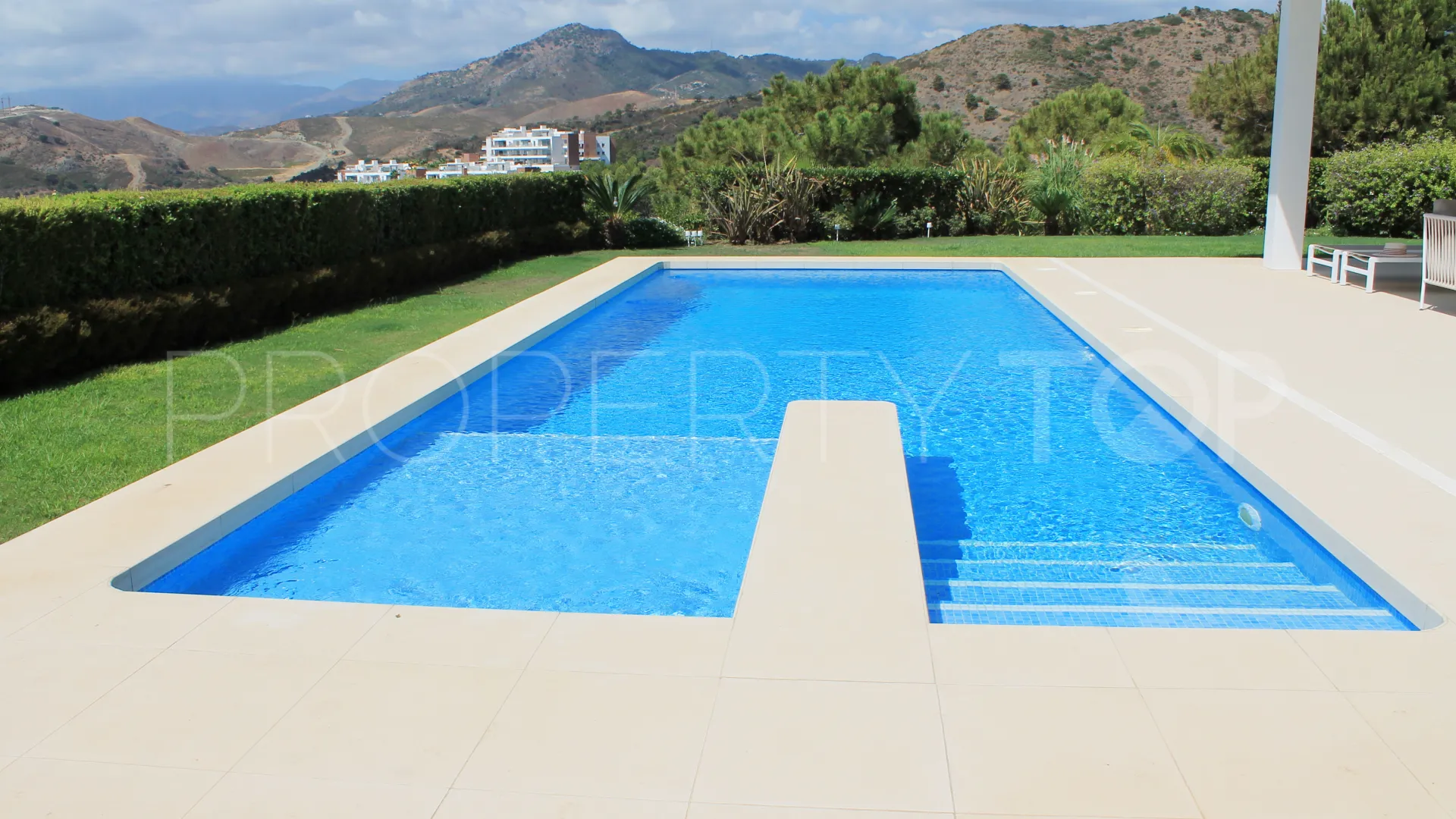 Villa a la venta con 4 dormitorios en Puerto del Capitan