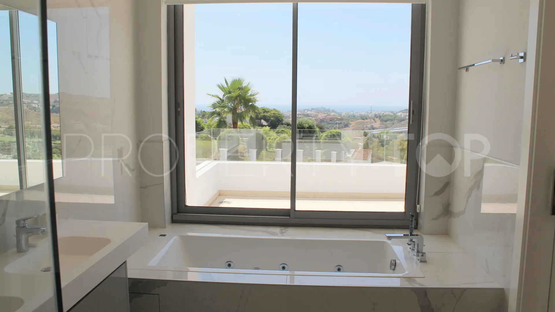 Villa a la venta con 4 dormitorios en Puerto del Capitan