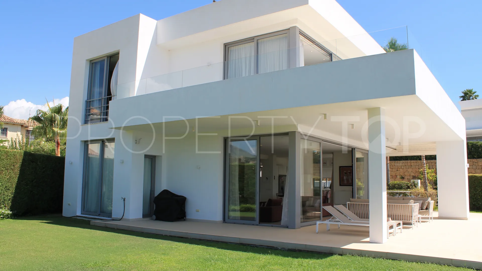 Villa a la venta con 4 dormitorios en Puerto del Capitan