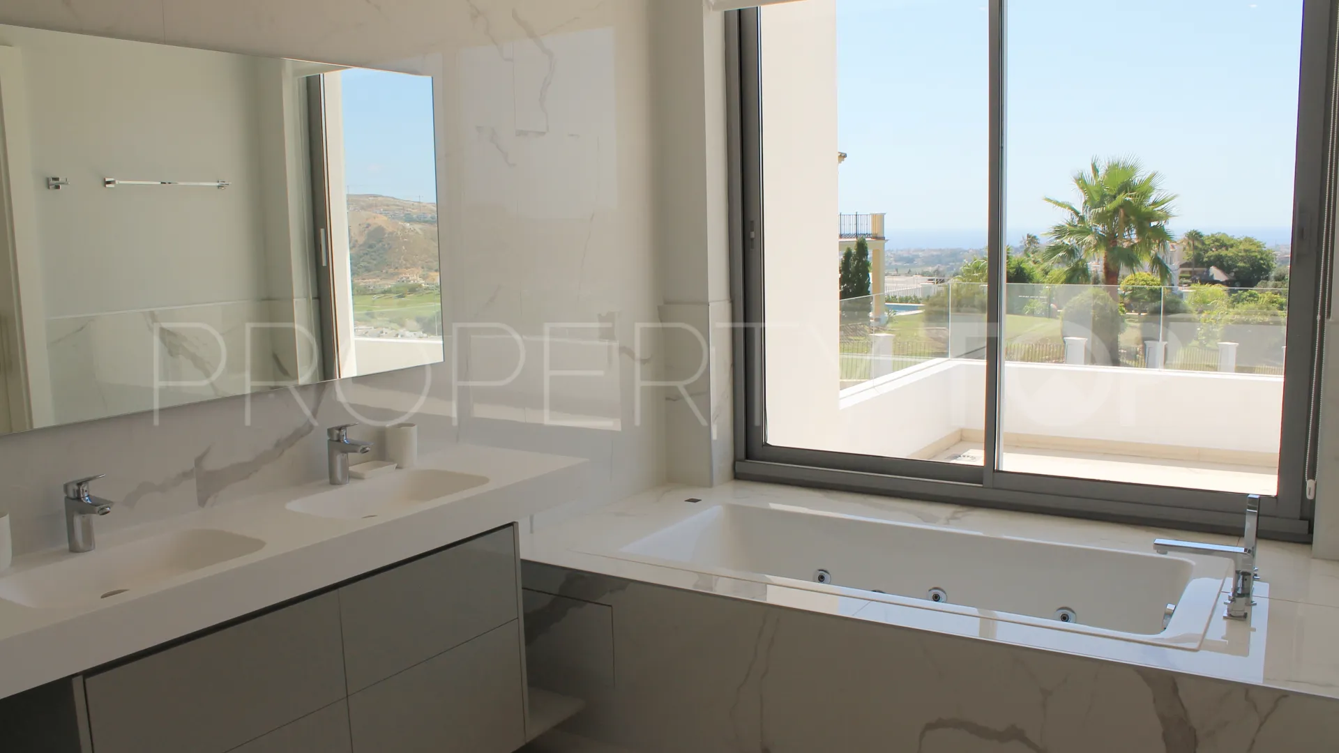 Villa a la venta con 4 dormitorios en Puerto del Capitan