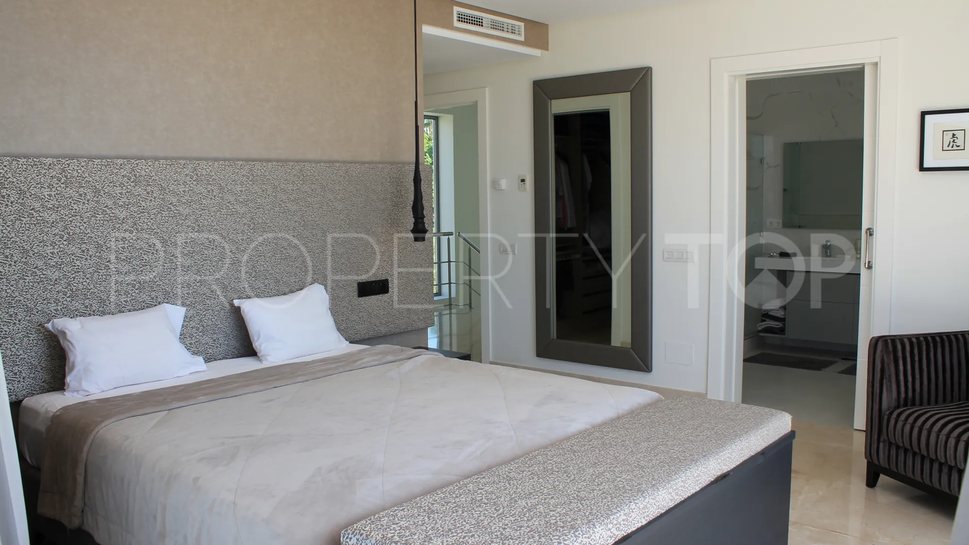 Villa a la venta con 4 dormitorios en Puerto del Capitan