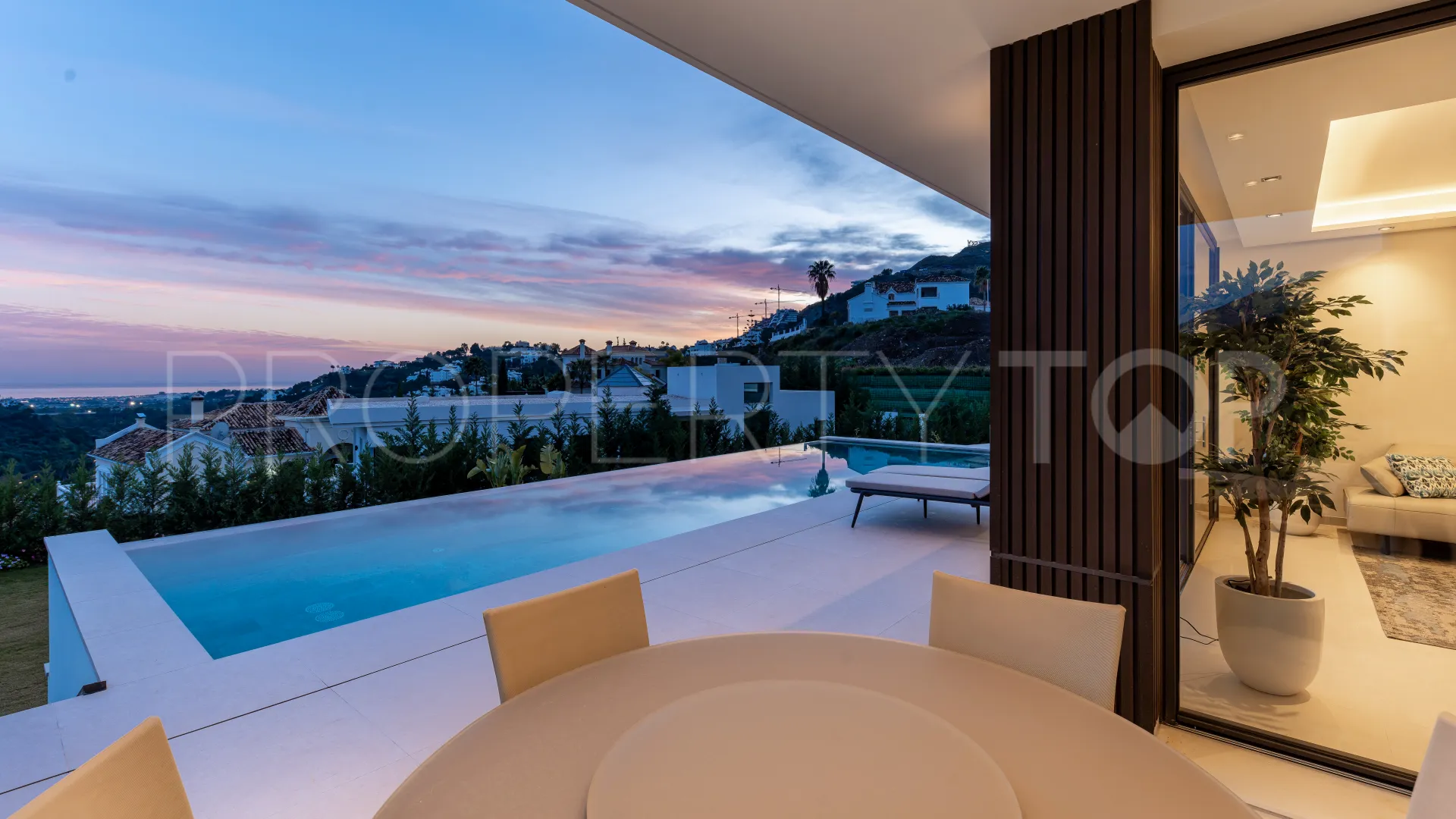 Se vende villa en Lomas de La Quinta