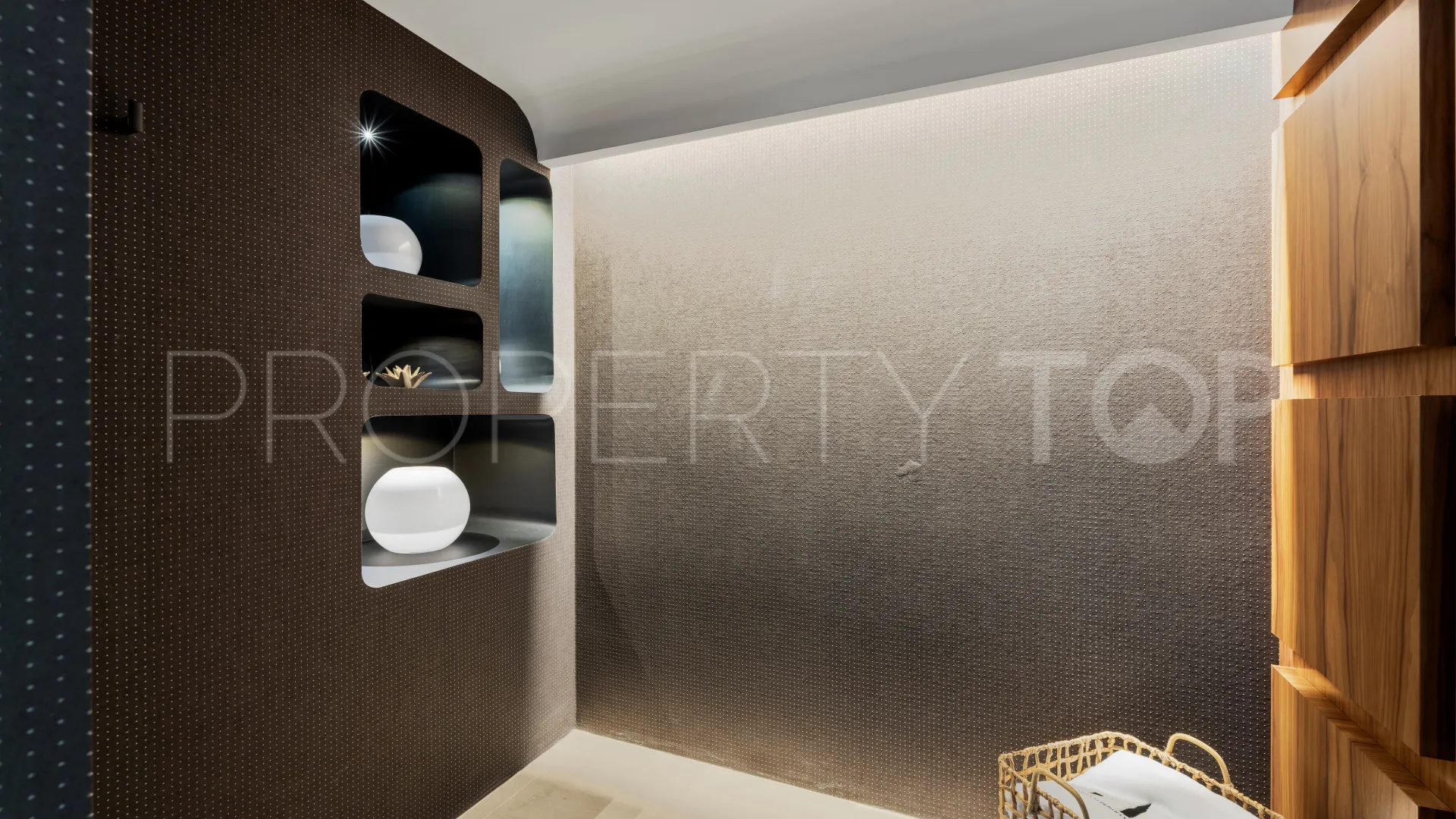 Buy villa in Sotogrande Alto