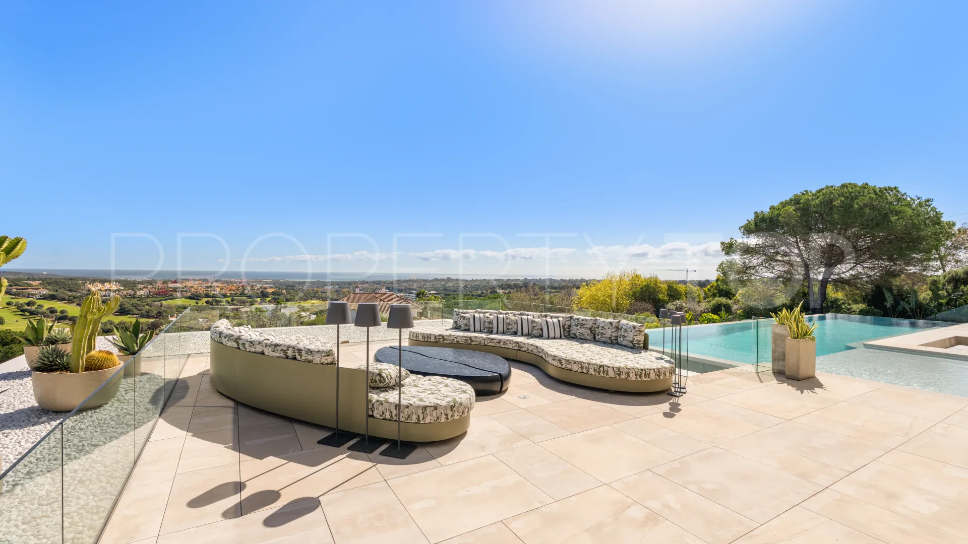 Buy villa in Sotogrande Alto