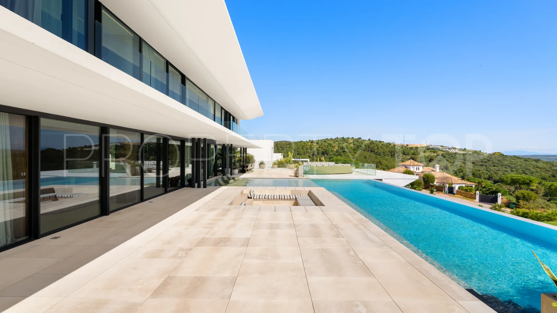 Buy villa in Sotogrande Alto