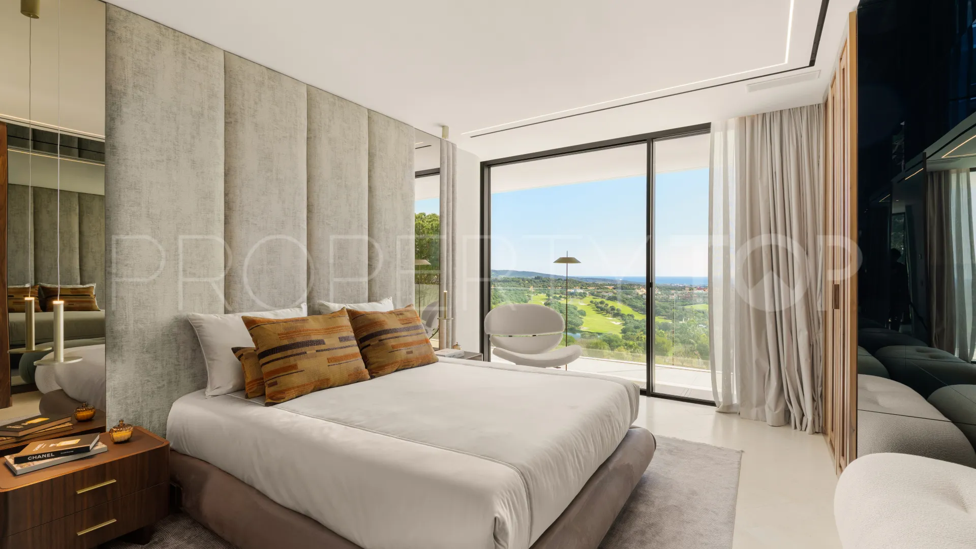 Buy villa in Sotogrande Alto