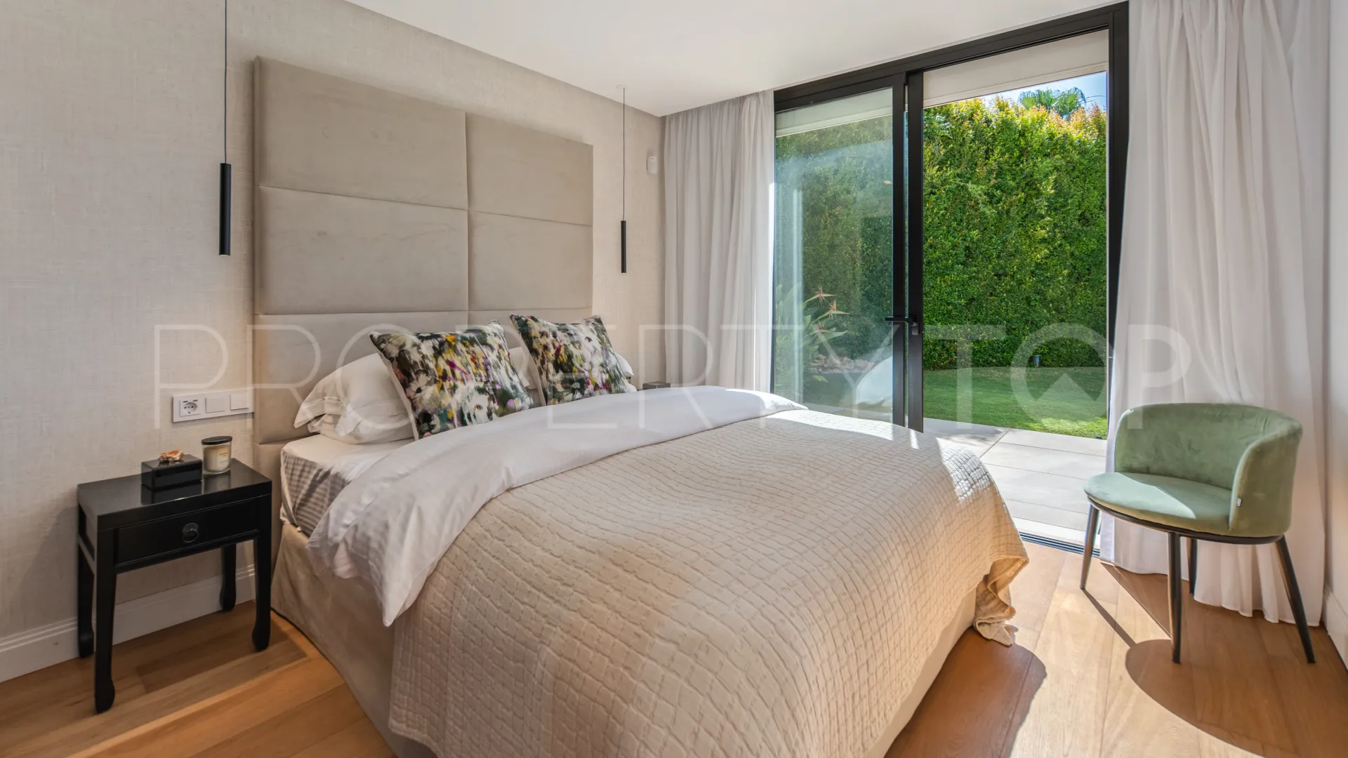 For sale villa in Nueva Andalucia