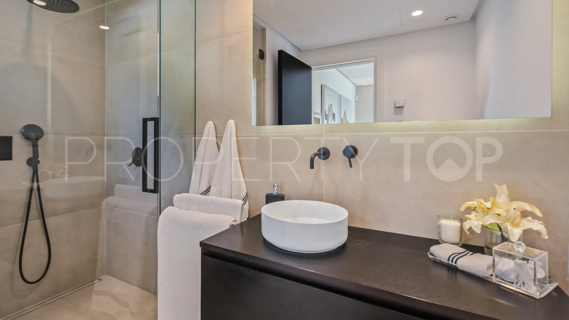 For sale villa in Nueva Andalucia